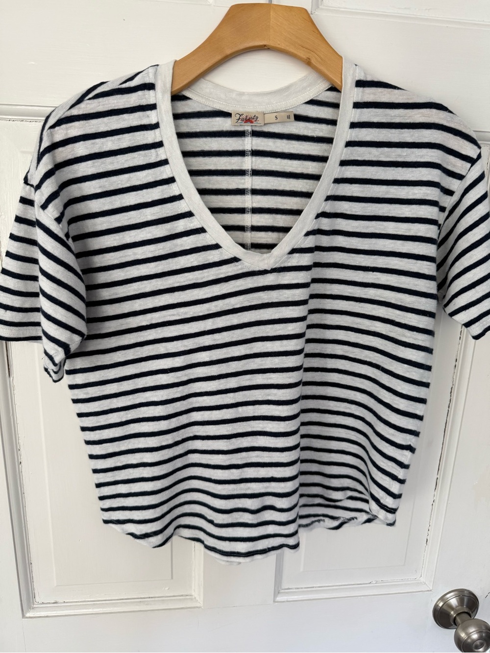 Faherty linen Striped V-Neck Short Sleeve Tee - White & Black. Sz S.